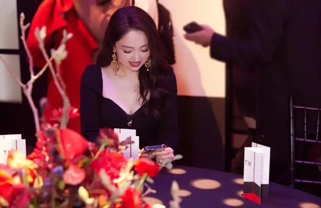 董璇出席锦绣之夜活动 拍摄极简风小黑裙造型写真