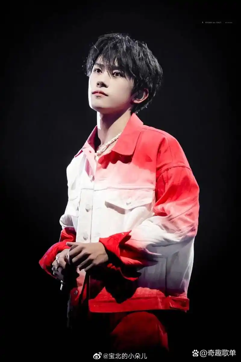 23岁的易烊千玺你好,很开心能够一直陪伴你,看着你从舞台转战大荧 ..