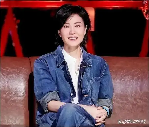 王菲喝下午茶被拍,身材干瘦肚腩凸起一股姨味,不再高不可攀了!