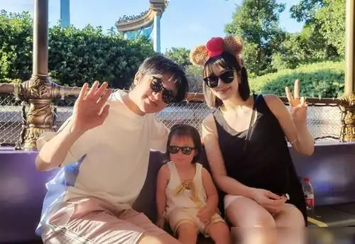 王祖蓝一家四口游迪士尼李亚男怀二胎状态好女儿颜值越来越高