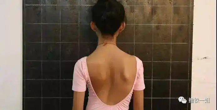 热巴身材跌下神坛骨盆前倾肋骨外翻肩胛骨突出程度超过周冬雨