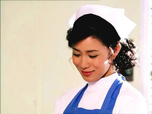 18岁的佘诗曼肤白貌美,用颜值制霸港圈娱乐!