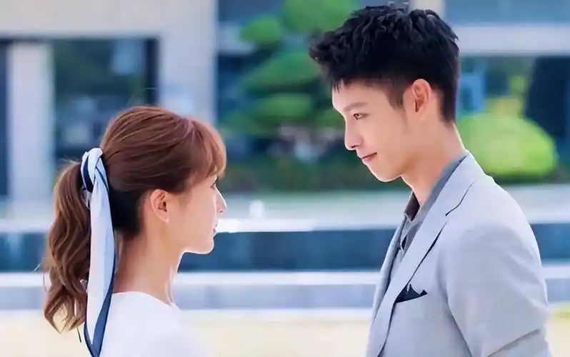 他在逆光中告白原班人马打造"三无"网剧,将替身梗玩出了新花样_安悦