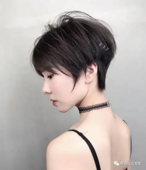 剃后边短发还显得非常帅气的,这也是为什么特别更受时尚潮人的追捧,剃