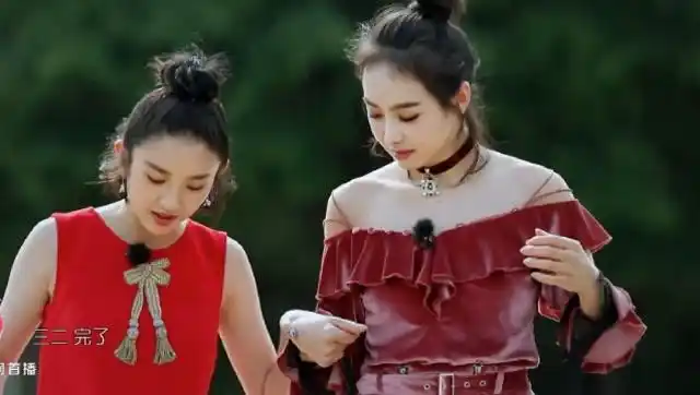 美女宋茜和唐艺昕短裙高跟鞋做高难度游戏动作,为了嫁人拼了!