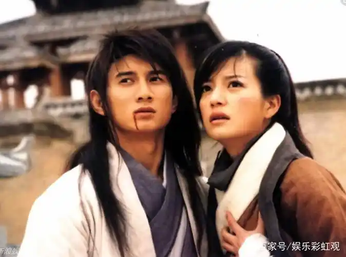 不过那个时候赵薇跟吴奇隆可真是颜值巅峰,赵薇闪着扑簌簌的大眼睛