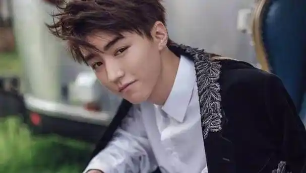 原创原创19岁的王俊凯用一头帅气的发型不管正装还是私服都能很好的