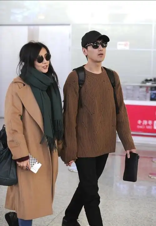 高圆圆赵又廷合体走机场都穿休闲装像对小情侣看不出相差5岁