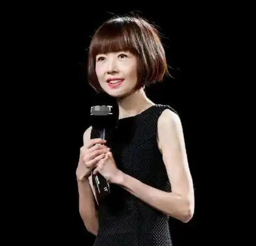 鲁豫机场亮相服装简约显苗条气质出众