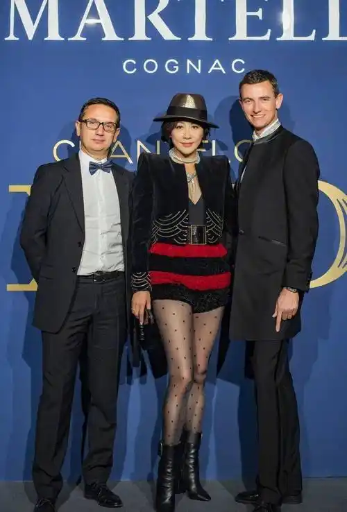 刘嘉玲的打扮挺大胆,西装直接配内衣穿,用上短下短优化身材比例_时尚