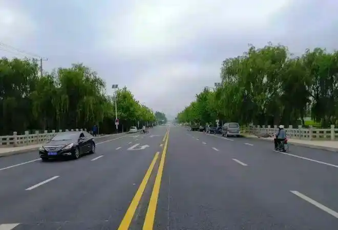 道路宽20米,为城市次干路,双向四车道,以前此路段为水泥混凝土路面