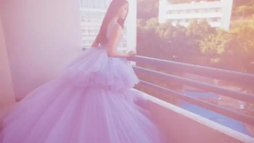 电脑壁纸 明星 大陆明星 关晓彤紫色深v礼服性感写真