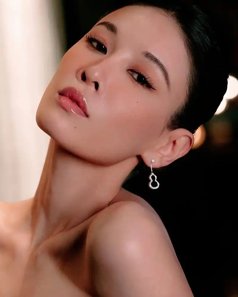 张蓝心亮相凤凰网时尚之选 黑色抹胸裙造型冷御飒气