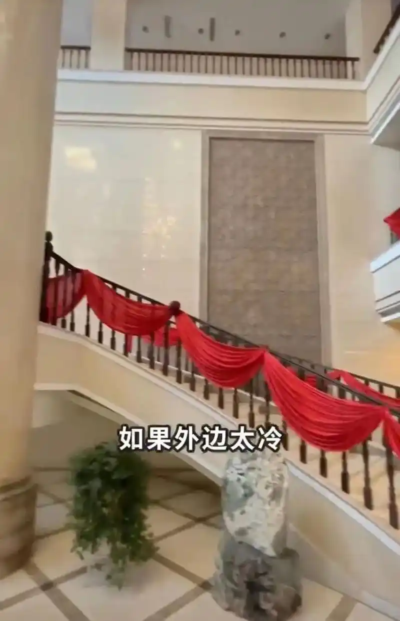 黄圣依豪宅细节曝光层高5米大客厅,价值1000万龙袍挂墙当摆设