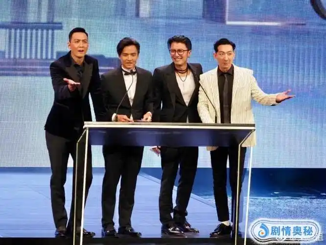 除此之外,吴彦祖还晒出与杨千嬅的合影,二人曾在《新扎师妹》中曾有过