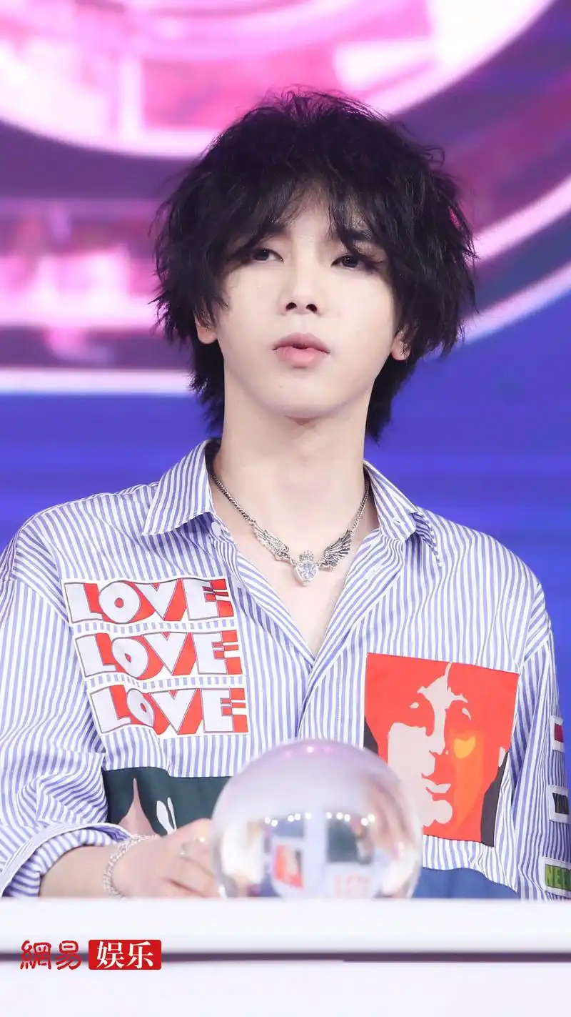 华晨宇今日出席《明日之子》发布会,卷发造型好幼好可爱.