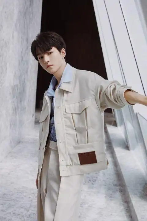 王俊凯最新活动写真曝光工装造型清爽帅气