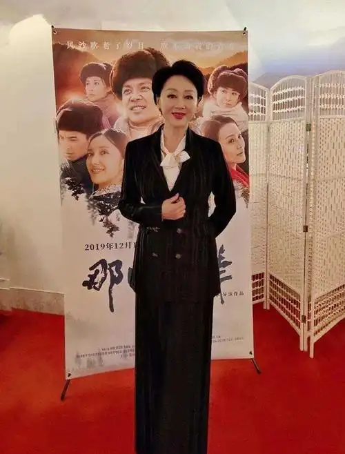 58岁王姬身材真丰满穿蓝色蕾丝连衣裙不见赘肉气质太惊艳