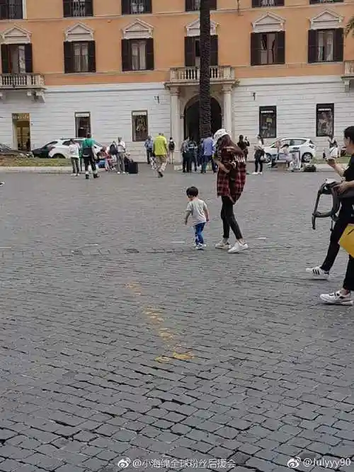 从背影都能看得出来小海绵真是长大了,baby抱得非常吃力,连衣服都扯了