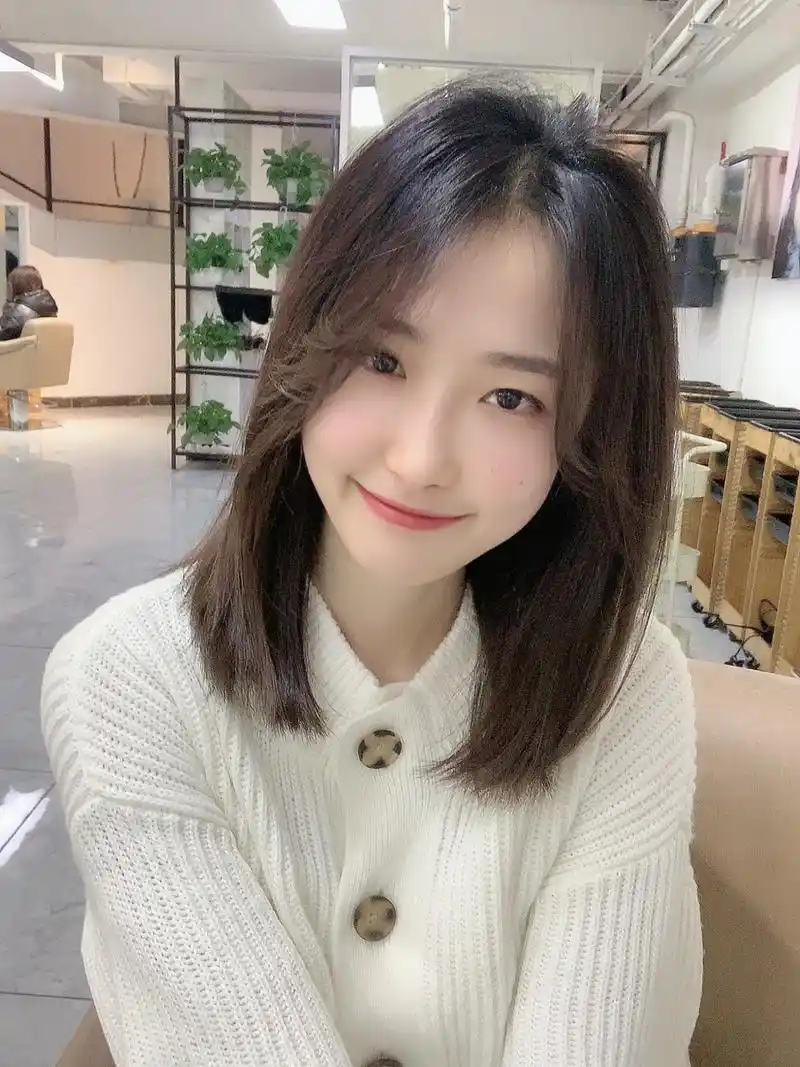 显脸小瘦脸发型中发烫发圆脸适合发型锁骨发发型这女 士中长发发型