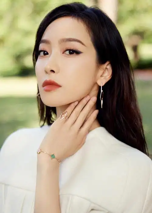 2024早秋大秀的品牌代言人@宋茜选择了一套2024秋冬的白色裙装,廓形