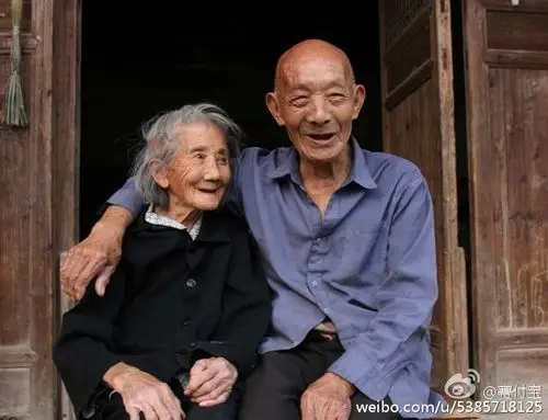 美国马萨诸塞州的一对老夫妻南希和唐纳德,为了表现恩爱,结婚35年来