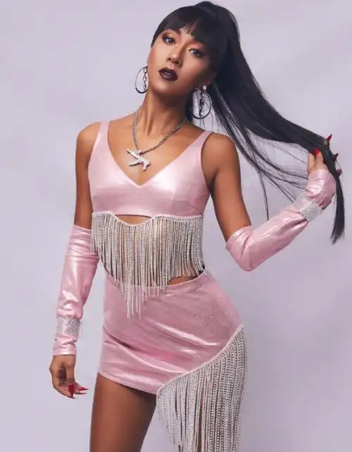 吉克隽逸这回赢了,黑皮肤配粉色裙,没个好身材都不敢这么穿