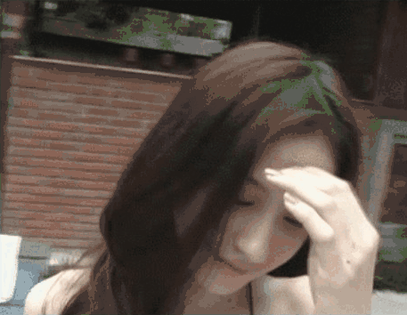 搞笑gif:第一次住女友家 没想到半夜还有人查岗