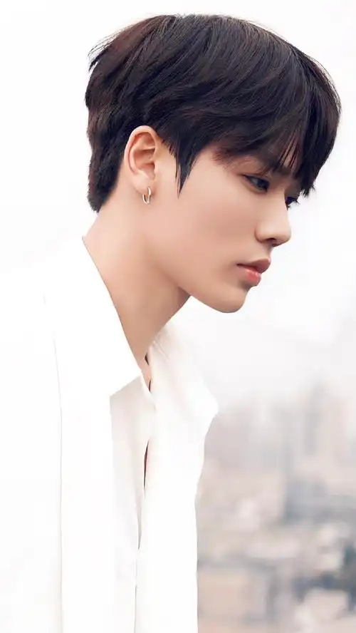 林彦俊白色v领西装造型##林彦俊