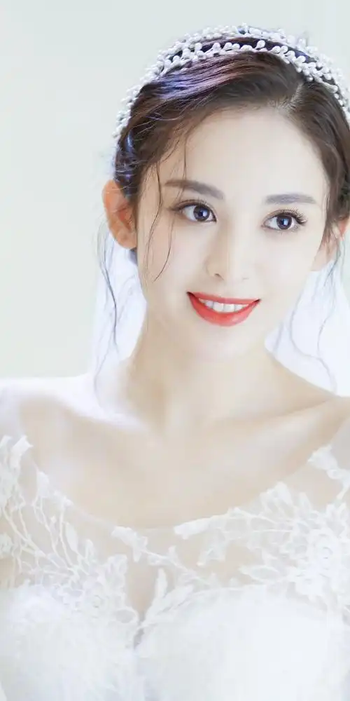 古力娜扎:温柔婚纱照,神秘又美丽