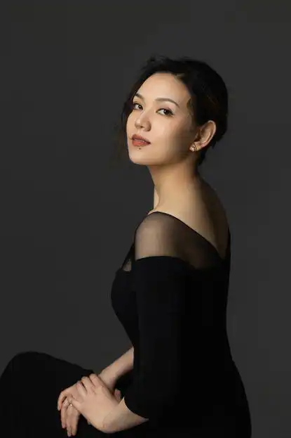 许蕾 女高音歌唱家毕业于上海音乐学院声歌系,师从刘若娥教授.