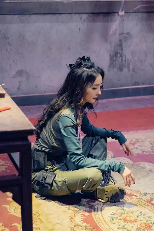 杨幂《密室大逃脱》新剧照 工装风造型酷飒绝美,周四见啊