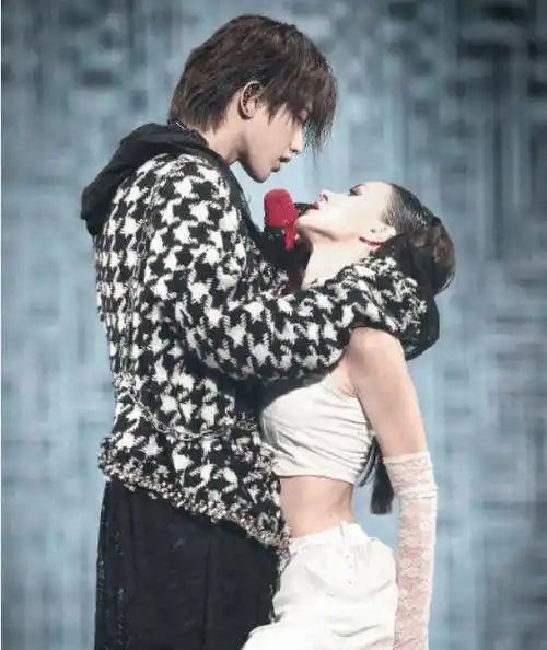 男爱豆的伴舞当然是女生,蔡徐坤也不例外