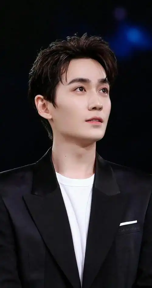 240128 春风十里,不如朱一龙帅气侧颜——网友热议帅气偶像