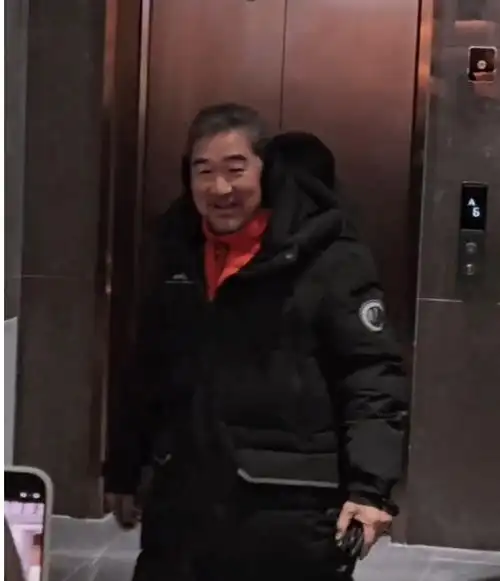 69岁张国立深圳爬山被偶遇头发胡须花白与路人热情招呼好亲切