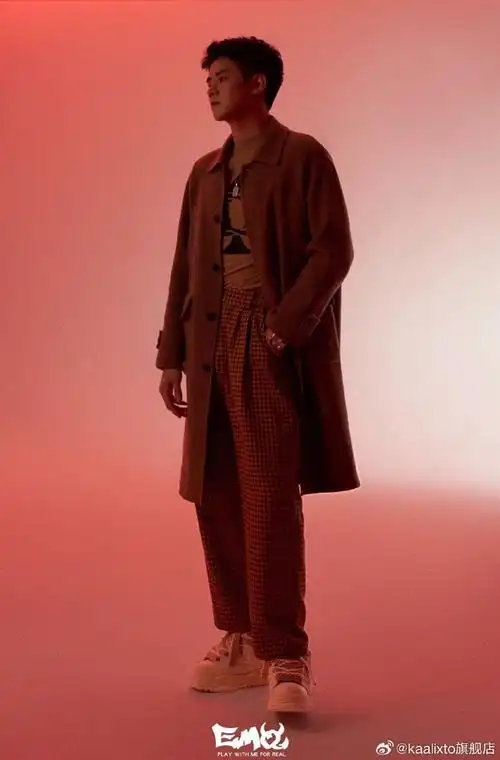 任豪poi超话感谢@任豪_evol上脚#kaalixto#米白色面包鞋任豪的时尚