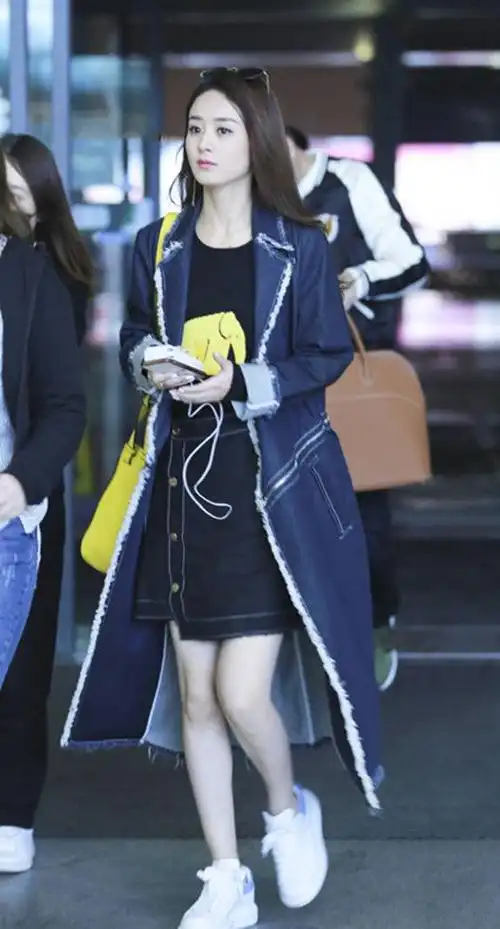赵丽颖穿牛仔短裙走机场身材瘦硬要配大风衣这腿围太吸睛了