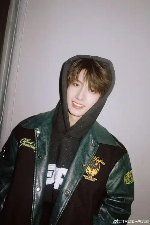感谢@tf家族-朱志鑫上身rocawear    爱笑的小朱心里住着太阳