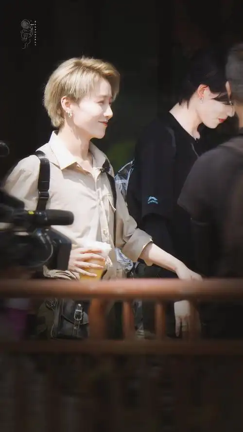 昕燃爱是想触碰又收回手刘雨昕视角