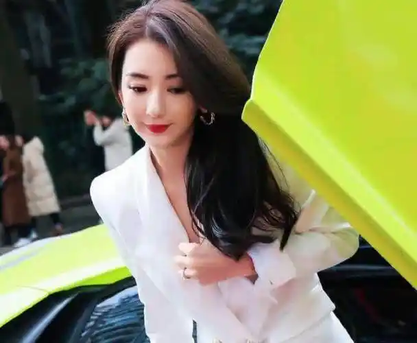 郭富城老婆逛公园还要化浓妆,方媛穿"三分裙"拍照,珍珠腿优越_女儿