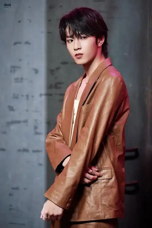 刘耀文卡其色皮衣##gucci上海大秀