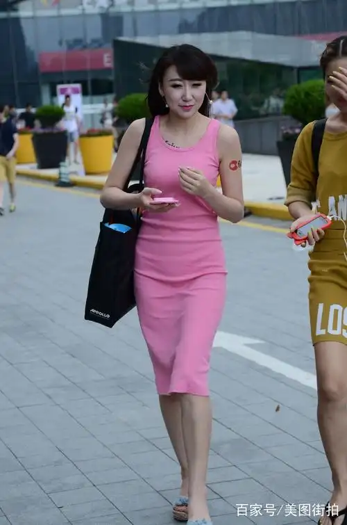 街拍:一条粉色的包臀裙,美女身姿柔美,让好身材尽收眼底