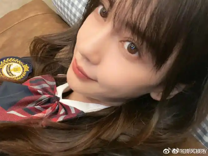 杨颖空气刘海#angelababy分享最新自拍,校服 空气刘海造型,怼脸盘太