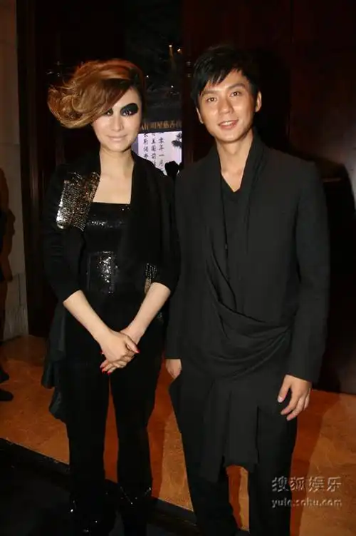 图:2010芭莎明星慈善夜 尚雯婕和李晨