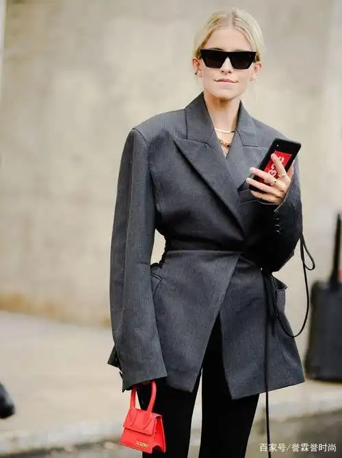 深蓝西装搭配墨镜 圈式耳饰  白色凤尾式袖口= 巅峰