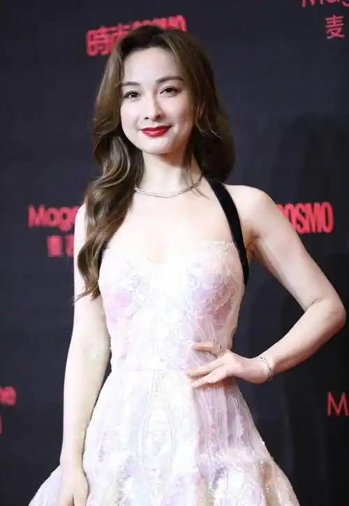 吴昕趣致女人写真大片:娃娃领衬衫彩色短裙蝴蝶结,性感甜美可爱_李逵