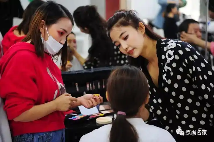 快看深受现场八百多名化妆师喜爱的贾英英老师