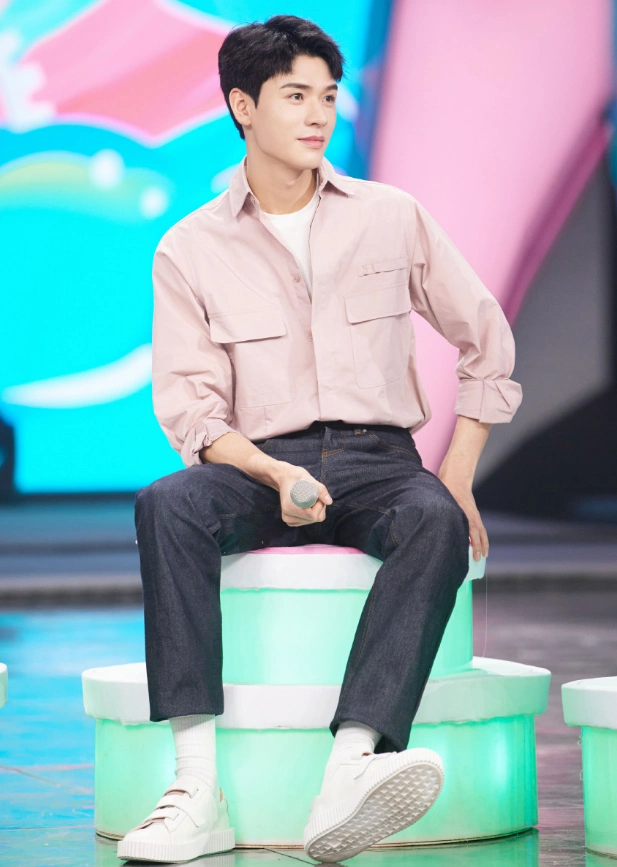 龚俊哪吒造型全网疯传满脸腮红喜感十足帅哥又不好好用脸