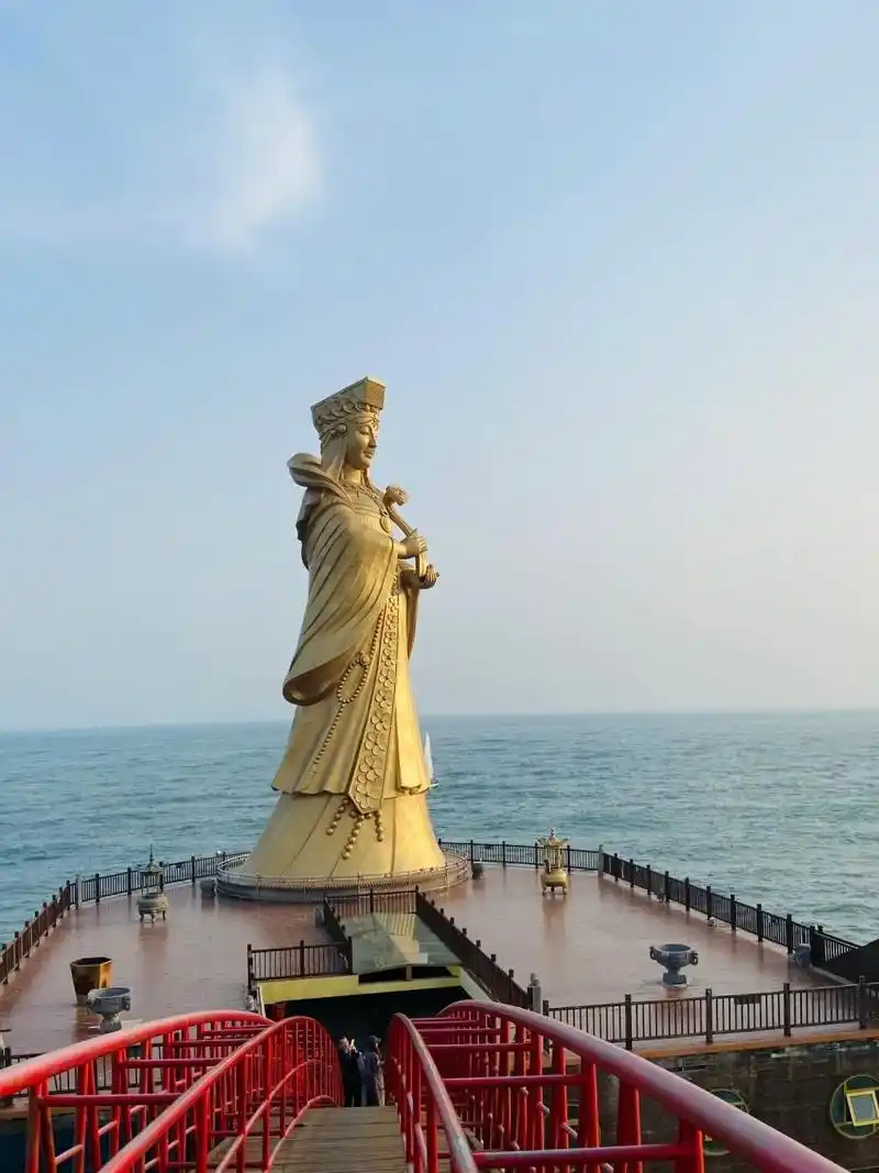 青岛的海边妈祖神像,渔民的保护神!