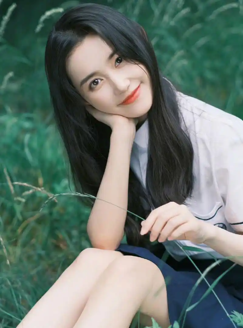 蒋依依晒美照庆祝粉丝突破1000万,清新学院风文静十足,她的气质还是